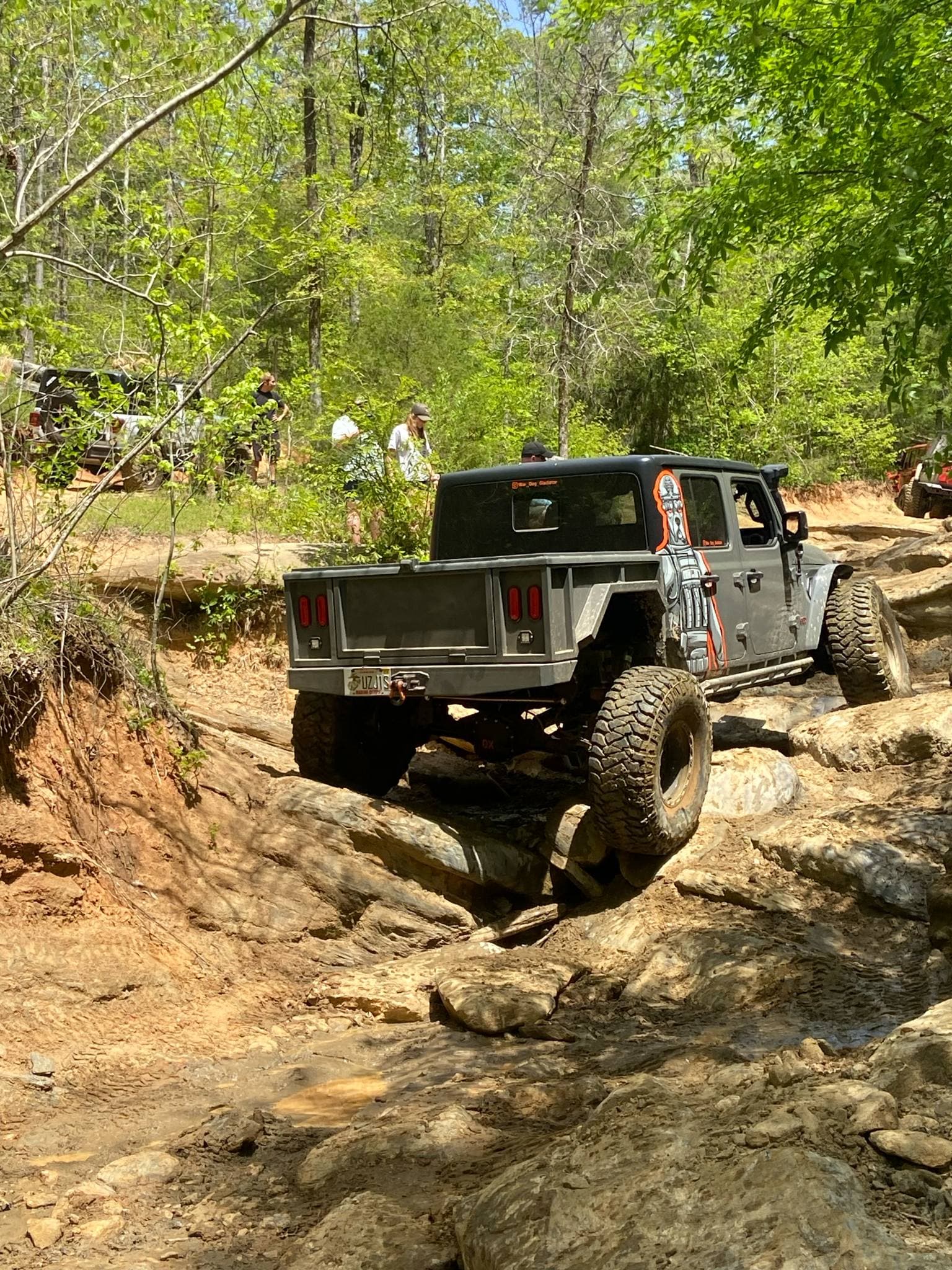 War Dog M1 bed proven on the trail — Jeep Gladiator rock crawling with the bobbed bed installed