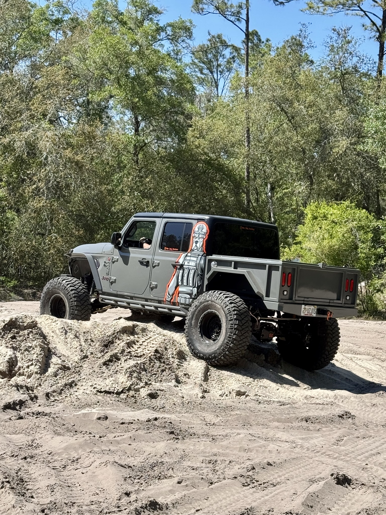 War Dog M1 Bed on sandy terrain - Jeep Gladiator side profile